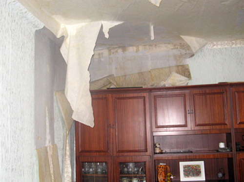 Горячая вода затопила подъезд полтавского дома