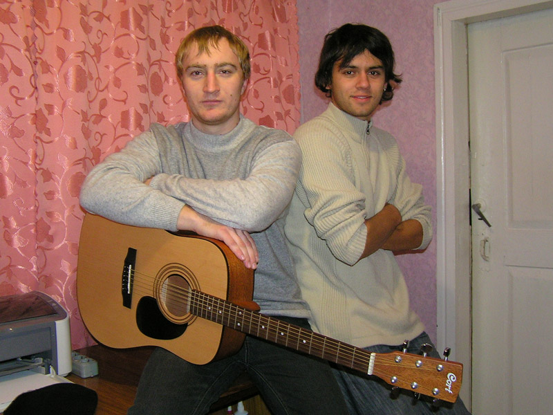 Ярослав Гузченко привіз із Рівного гітару «Cort»