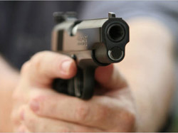 На Полтавщині чоловік, демонструючи зброю, ледь не застрелив свого товариша
