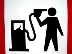 Бензин может еще подорожать: Азаров хочет повысить акциз на бензин на 50%