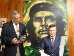 Янукович запропонував Кубі cпівпрацю з Крюківським вагонзаводом