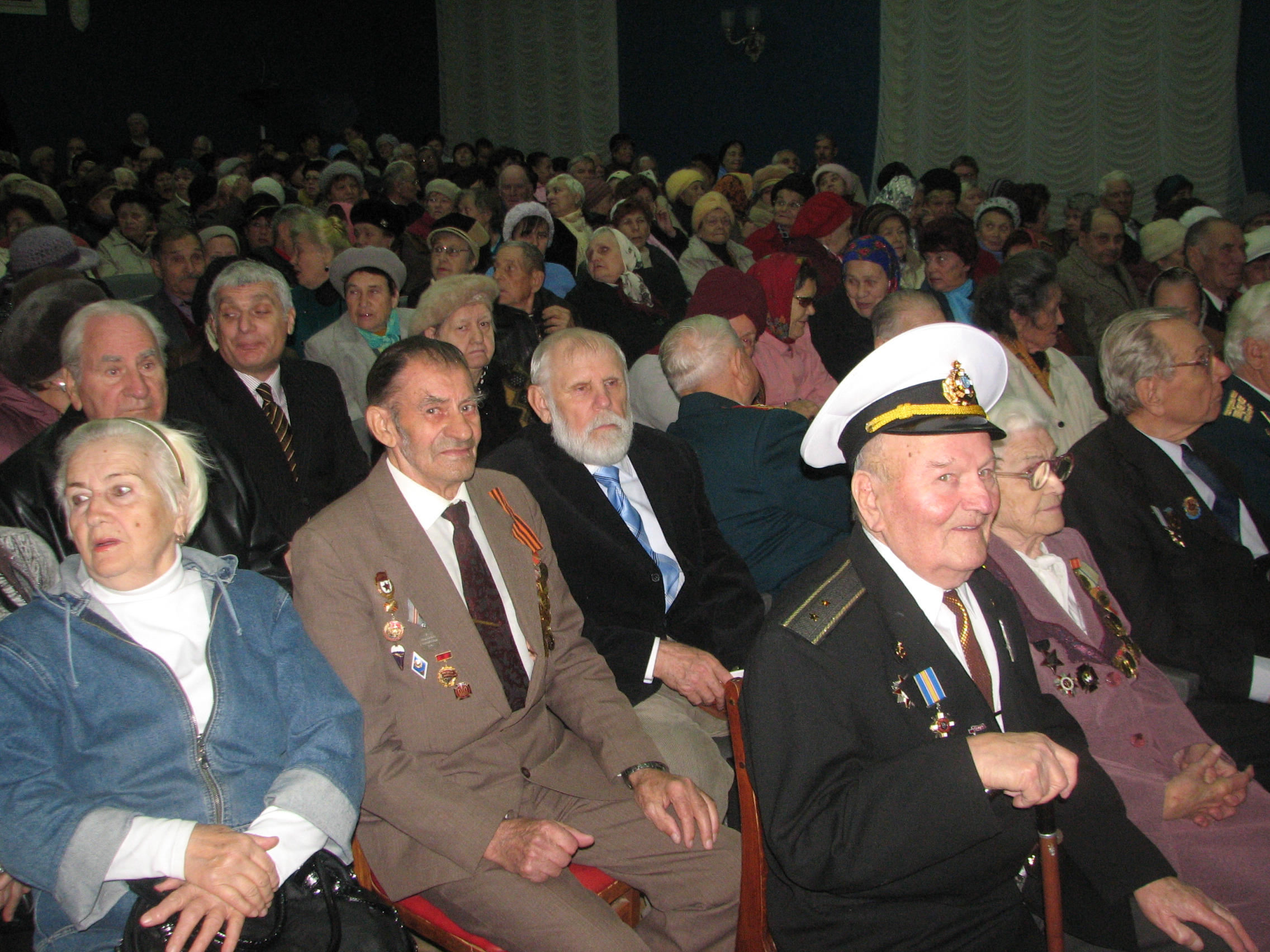 Терцентр Автозаводського району в День визволення України влаштував свято для ветеранів