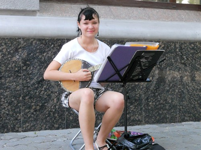 На вулиці Полтави грають на рідкісному музичному інструменті