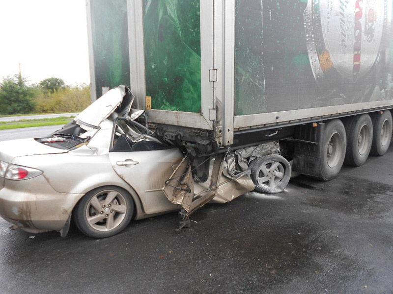 У Пирятинському районі «Mazda-6» зіткнулася з вантажівкою — водій та пасажир легковика загинули
