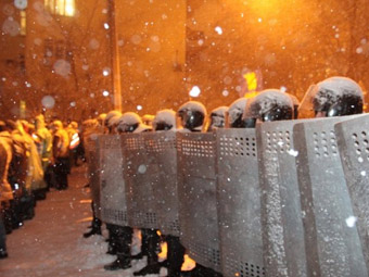 У Києві «Беркут» відтіснив мітингувальників із вулиці Лютеранської. Є постраждалі полтавчани