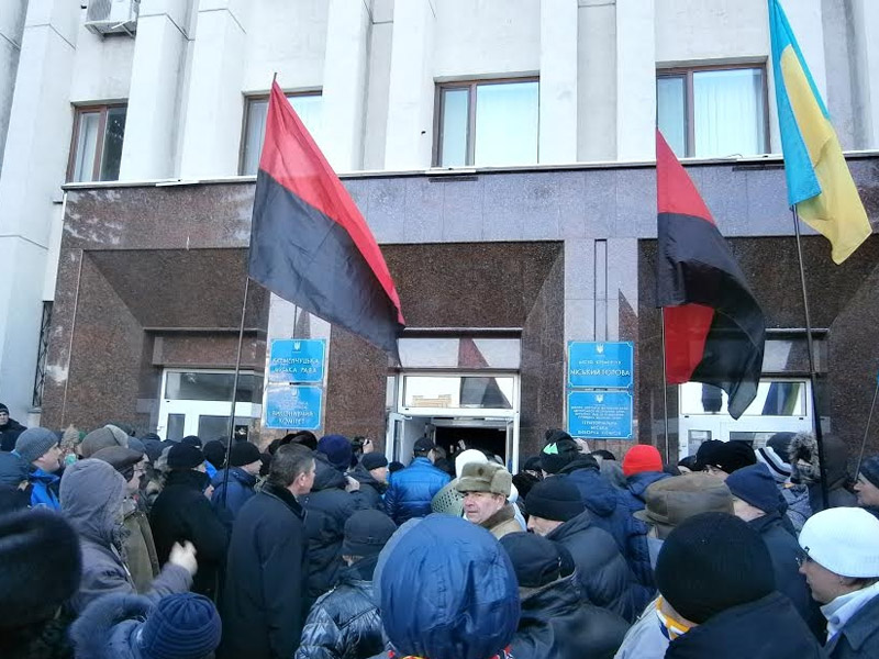 У Кременчуці активісти «Майдану» намагалися увійти в мерію і взяти її під свою охорону