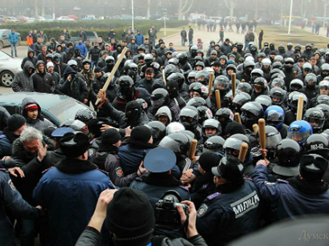 В Одесі «тітушки» під прикриттям міліції влаштували побоїще під ОДА