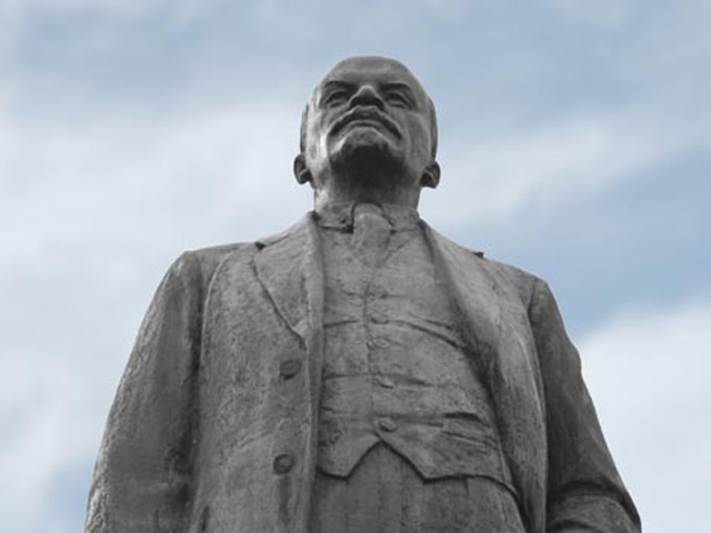 У Полтаві звалили пам’ятник Леніну