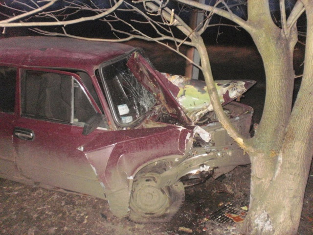 П’яний молодик викрав автомобіль та в’їхав у дерево