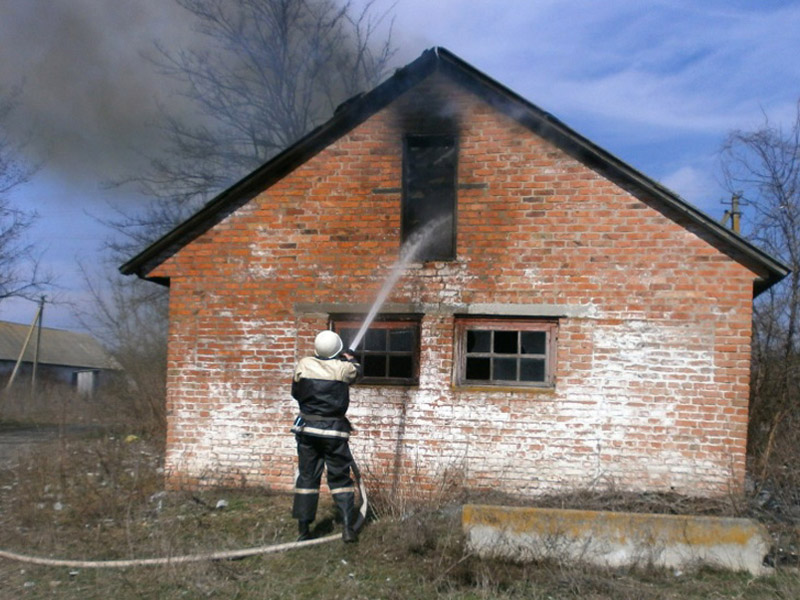 У Чорнухах ліквідовано пожежу в приватній господарчій будівлі
