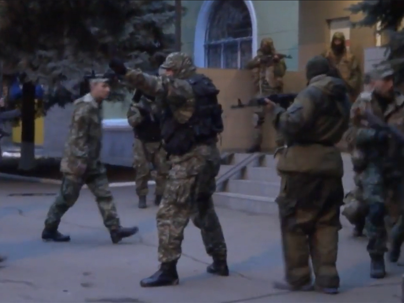 У мережі з’явилося відео із "зеленими чоловічками", які влаштували стрілянину в Краматорську