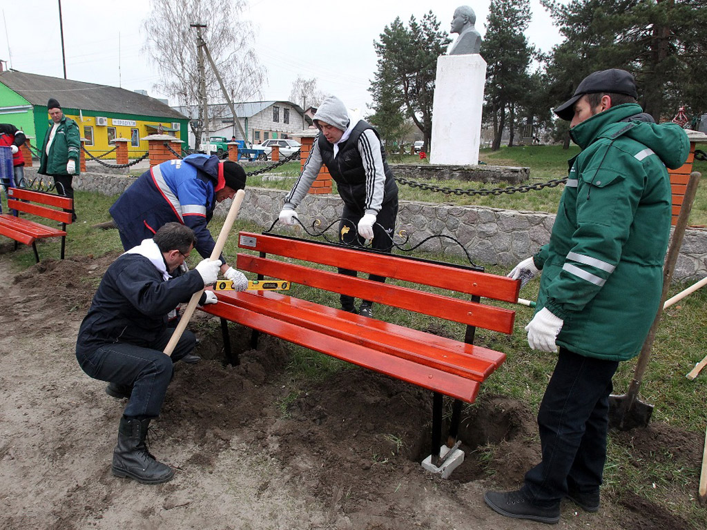 Волонтери прибрали та облаштували центр села Ковалівка