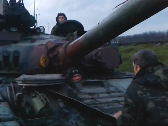 В інтернеті з’явилося відео, як неподалік від Слов’янська люди спинили танк