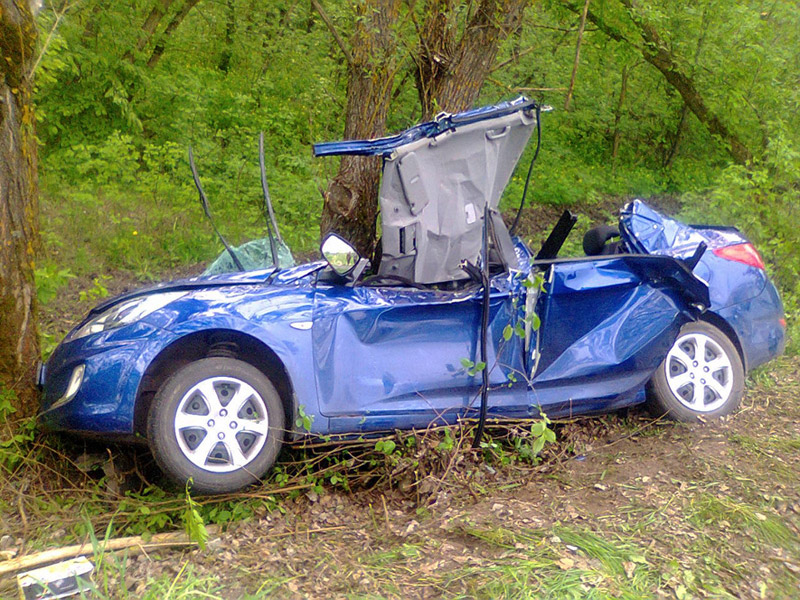 У Котелевському районі автомобіль врізався у дерево: водій помер