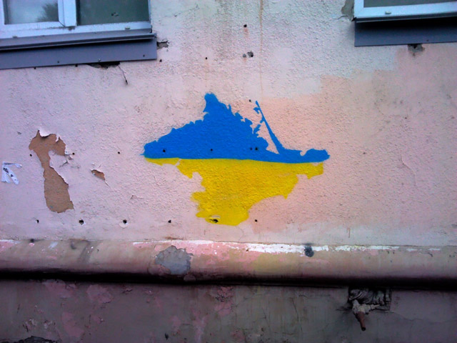 Російський Омськ «прикрашають» жовто-синіми графіті з Кримом