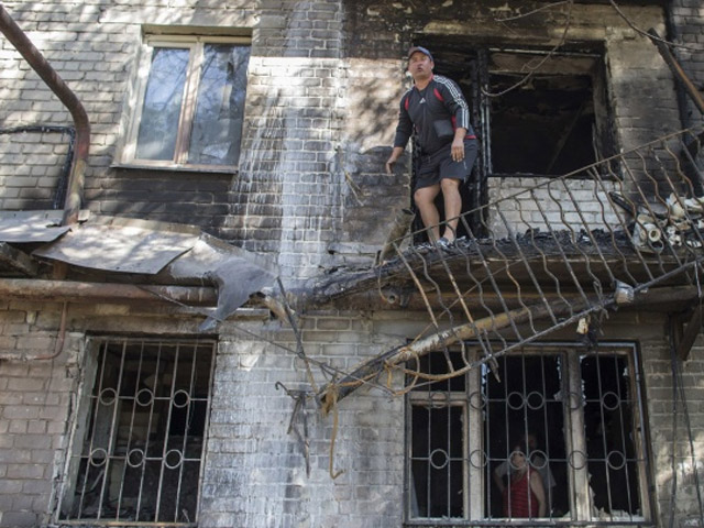 У Донецьку знову чути вибухи, а снаряди громлять житлові будинки