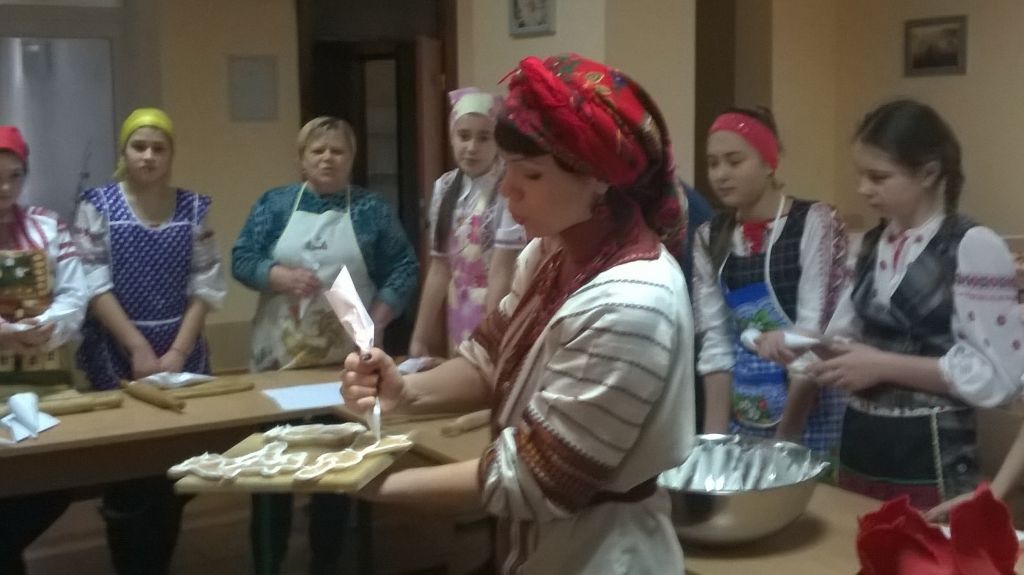 В Лубнах молодь і представники старшого покоління готувались до Дня Святого Миколая. 