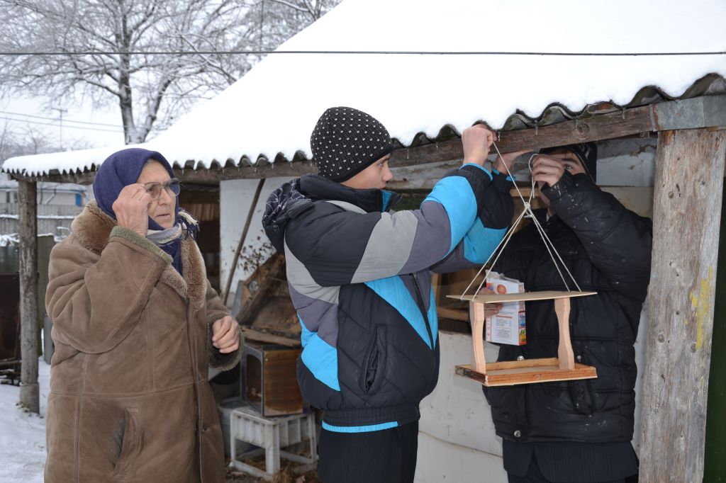 На Лубенщині  молодь і особи похилого віку разом піклувались про зимівлю птахів 