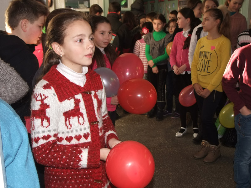 У Новосанжарському НВК дітей зустрічали спонтанним добром