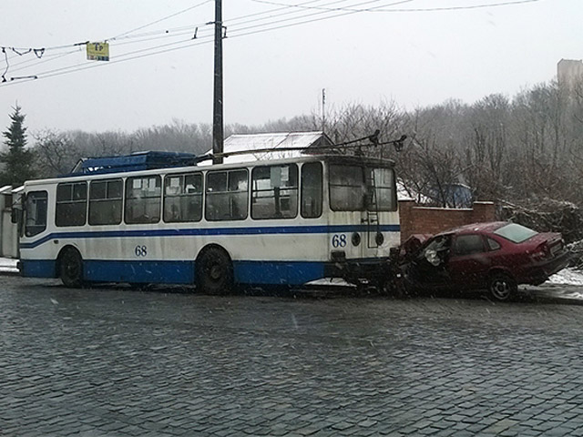 У Полтаві по кам’янці після зіткнення із тролейбусом розбився автомобіль