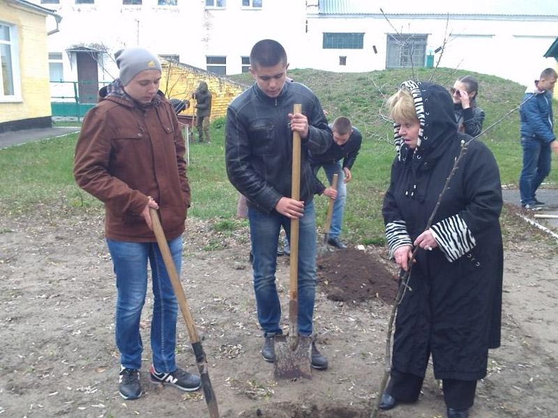 В Лубнах студенти  і особи похилого віку разом садили дерева 