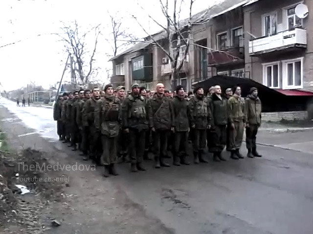 «Это - элита Новороссии. Тема, бл#дь, ты будешь лучшим, нах#й», - боевики проводят строевую подготовку