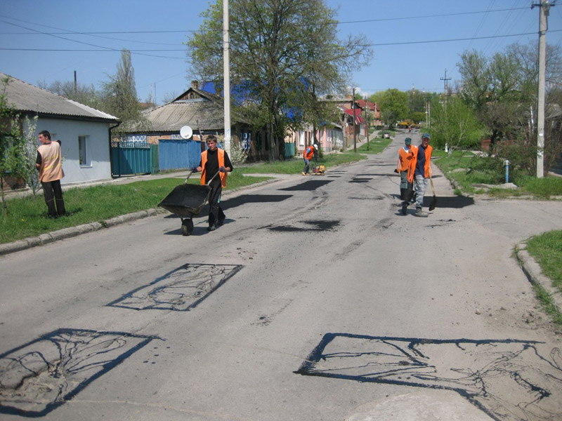 У вівторок ремонтувалися кобеляцькі дороги по вулицях 1 Травня та Червоноармійській