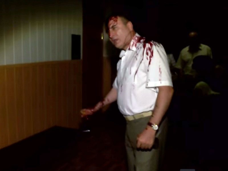 Скандал в Полтаве: чиновника облили свиной кровью 