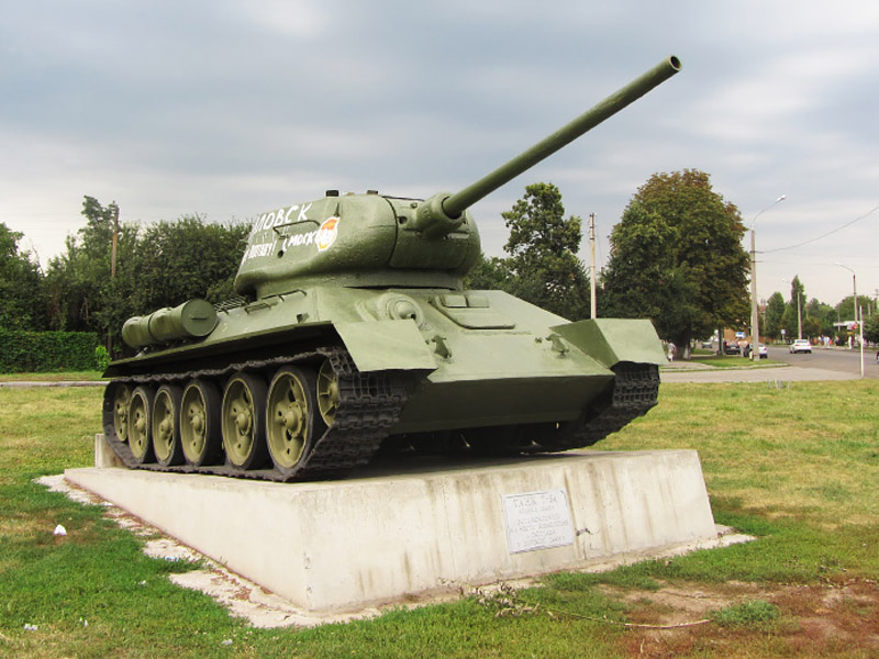 У Полтаві невідомі обписали нецензурними словами танк Т-34