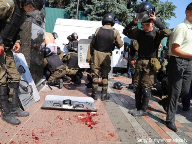 Зіткнення під парламентом: постраждали 122 правоохоронці, один - загинув