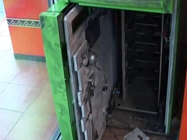 У Кобеляках невідомі обікрали банкомат