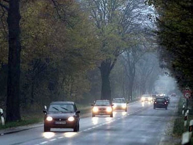 З 1 жовтня водії повинні включати фари в денний час на дорогах за містом - ДАІ