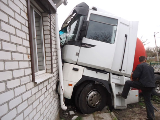 На Полтавщині вантажівка в’їхала у дитячу кімнату