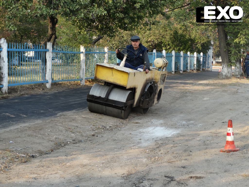 Учора Кобеляцька міська влада продовжила ремонт тротуарів