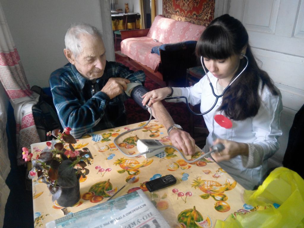 На Лубенщині волонтери відвідують самотніх літніх людей 