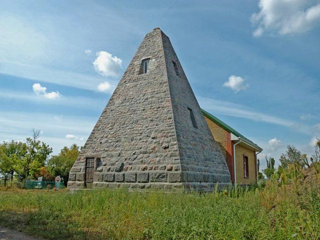 Близька історія. Церква-піраміда на Полтавщині