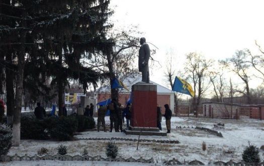 З бійками і скандалами. У Полтавській області скинули пам’ятник Леніну