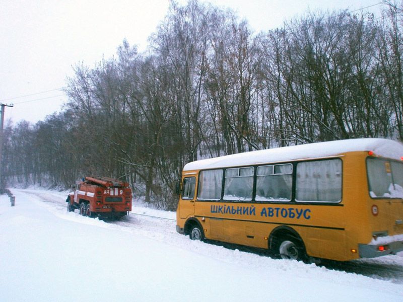 Рятувальники витугвали зі снігу шкільний автобус з дітьми