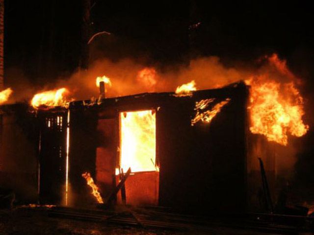 У Нових Санжарах рятувальники гасили пожежу в металевому вагончику