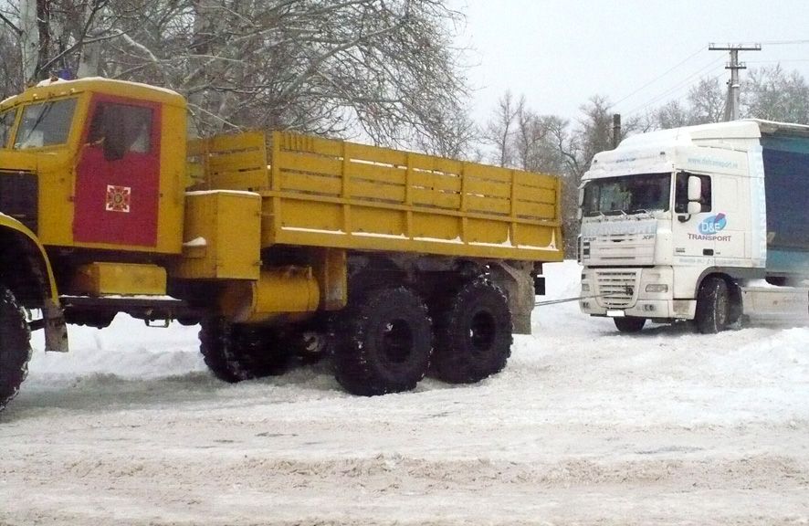 Кобеляцький район: рятувальники звільнили вантажний автомобіль зі снігового полону