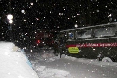Рятувальники витягли зі снігового замету карету "швидкої", у якій знаходилась 3-річна дитина