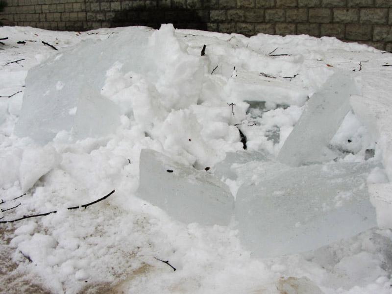 Унаслідок падіння з даху будинку льодової брили загинула полтавчанка
