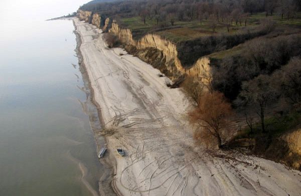 Берег Кременчуцького водосховища знаходиться в критичному стані