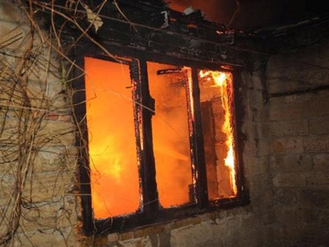 Під час гасіння пожежі в квартирі вогнеборці врятували двох малолітніх дітей
