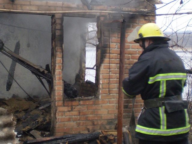 У Новосанжарському районі вогнеборці ліквідували пожежу в господарчій будівлі