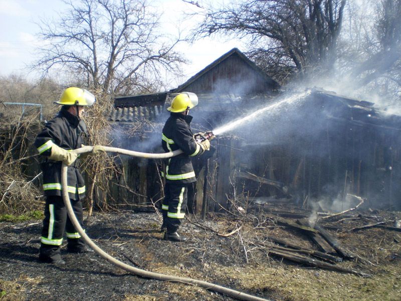 У Новосанжарському районі рятувальники ліквідували пожежу на території приватного господарства