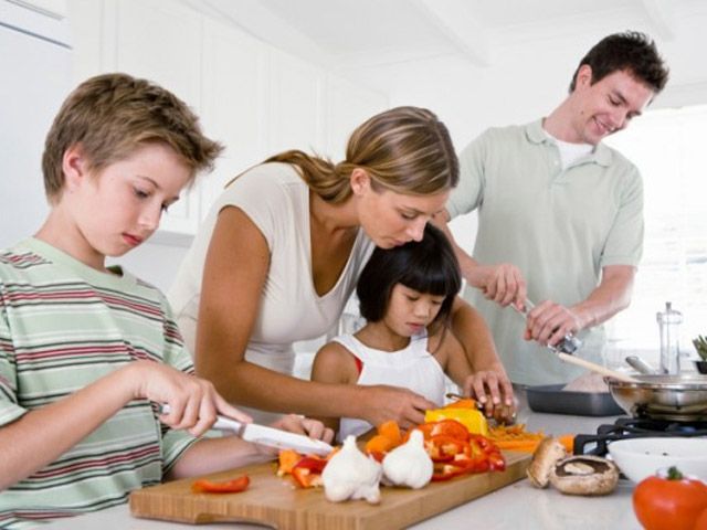 Счастье — это когда на кухне умещается вся семья
