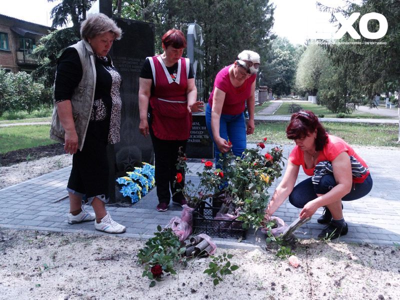Біля пам’ятника воїнам АТО висадили 61 кущ троянд