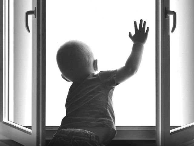 На Лубенщині з вікна балкону другого поверху випав трирічний малюк