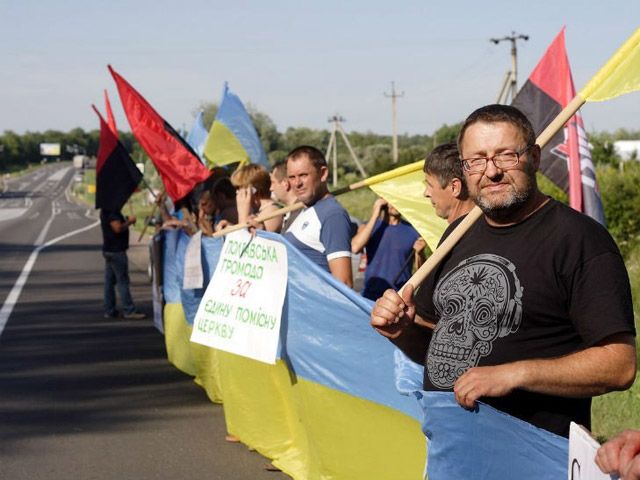 Хресну ходу на Полтавщині зустрічали з прапорами та українськими гаслами
